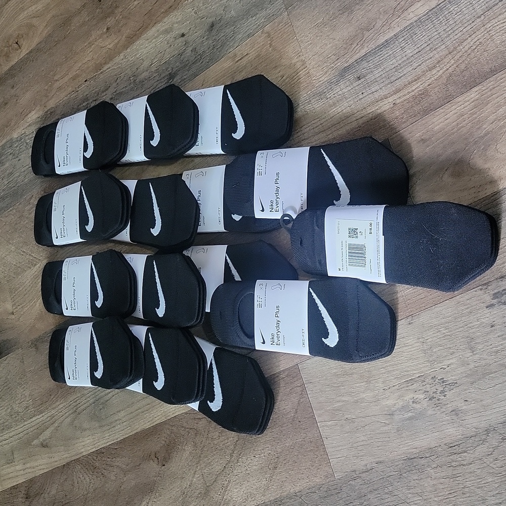 Nike everyday plus footie socks. Med. Lot of 15